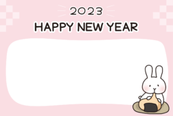 【年賀状】お餅を食べている白いうさぎ（横）
