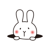 穴から顔を出す白いうさぎ