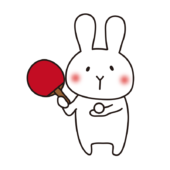 卓球のラケットとボールを持っている白いうさぎ