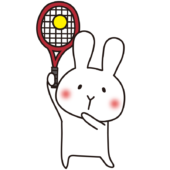 テニスのサーブをする白いうさぎ