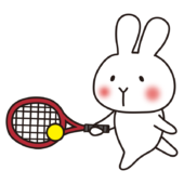 テニスをする白いうさぎ1
