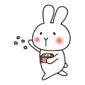 節分の豆まきをする白いうさぎ