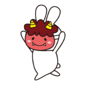 節分で鬼の面を付けて逃げる白いうさぎ