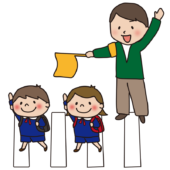 手をあげて横断歩道を渡る子供たちと旗振りをする男性2