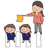 手をあげて横断歩道を渡る子供たちと旗振りをする女性1