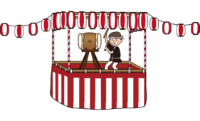 お祭りの提灯が飾られたやぐらで太鼓をたたく男性