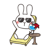 ビーチでバカンスを楽しむ白いうさぎ