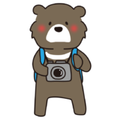 カメラを持って旅行するツキノワグマ