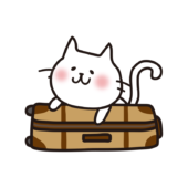 キャリーバッグに乗る白い猫