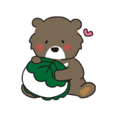 柏餅を持っているツキノワグマ