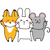 写真撮影でポーズをとるキツネと白いうさぎとねずみ