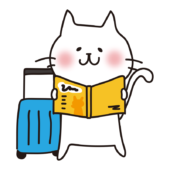 キャリーバッグを持って旅行する白い猫