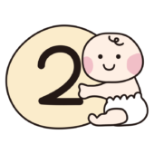 2の数字を持っている赤ちゃん