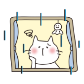 雨の日に困った顔で窓から外を見つめる白い猫