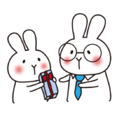 父の日にプレゼントをあげる白いうさぎ