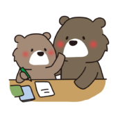 宿題を一緒にやるクマの親子