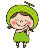 眠るポーズをしているメロンのかぶり物をしている子供（女の子）