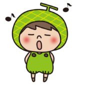 歌っているメロンのかぶり物をしている子供（男の子）