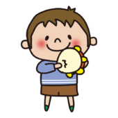 タンバリンをたたく子供（男の子）