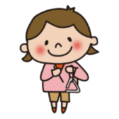 トライアングルをたたく子供（女の子1）