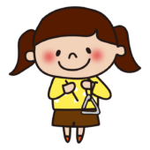 トライアングルをたたく子供（女の子2）