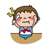 かき氷を食べる子供（男の子）