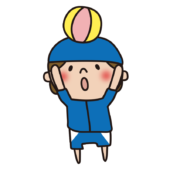 ラッシュガードを着てビーチボールで遊ぶ子供（女の子）