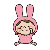 泣いているピンクのうさぎの格好をした子供（女の子1）