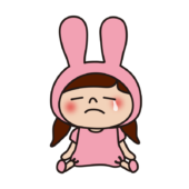 泣いているピンクのうさぎの格好をした子供（女の子2）