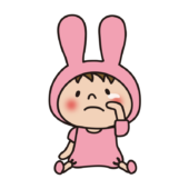 泣いているピンクのうさぎの格好をした子供（男の子1）