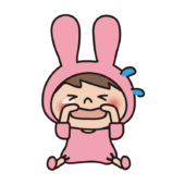 泣いているピンクのうさぎの格好をした子供（男の子2）