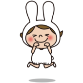 ぴょんと飛んでいる白うさぎの格好をした子供（女の子1）