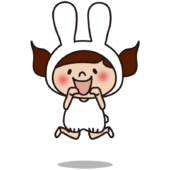 ぴょんと飛んでいる白うさぎの格好をした子供（女の子2）
