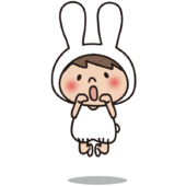 ぴょんと飛んでいる白うさぎの格好をした子供（男の子2）