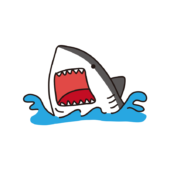 海から顔を出して大きく口を開けているサメ