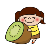 大きなキウイを持っている子供（女の子）