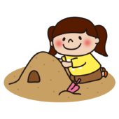 砂場で砂遊びをする子供（女の子）