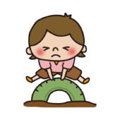 公園のタイヤとびで遊ぶ子供（女の子1）