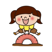 公園のタイヤとびで遊ぶ子供（女の子2）