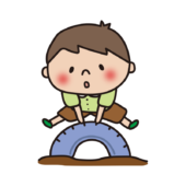 公園のタイヤとびで遊ぶ子供（男の子2）