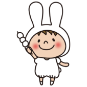 お団子を持っている白うさぎの格好をした子供（男の子）