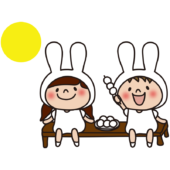 白うさぎの格好をしてお月見をする子供