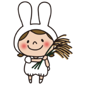 ススキを持っている白うさぎの格好をした子供（女の子）