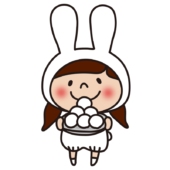お団子を持っている白うさぎの格好をした子供（女の子）