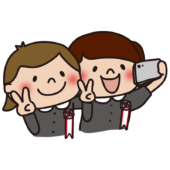 卒業式で写真をとる子供たち