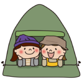 キャンプのテントから顔を出しておしゃべりする子供たち（女の子）