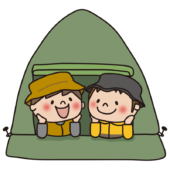 キャンプのテントから顔を出しておしゃべりする子供たち（男の子）