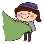 キャンプでテントをたてる子供（女の子）