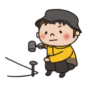 キャンプでテントをたてる子供（男の子）