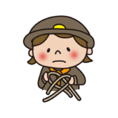 探検隊の格好をして紐の結び方を練習する子供（女の子）